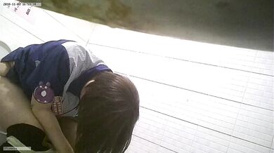 全家便利店老板卫生间暗藏针孔偷拍女员工及顾客如厕 (1)