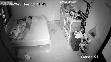 2023新流出黑客破解摄像头偷拍年轻情侣的性生活小哥一边手机看黄片学着招式干女友