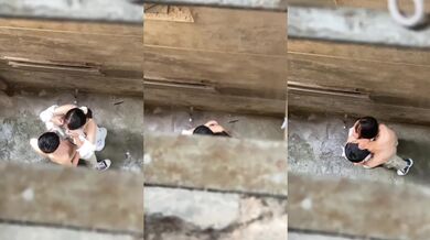 某大学情侣情欲来了偷跑到小巷子里面艹逼，没想到头顶上有人被偷拍，女主很漂亮，吃鸡技术一流！ (2)